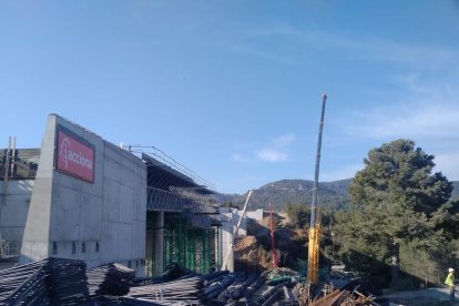 Treballs d’un viaducte a l’autovia A-27 al tram al costat del nucli de Fontscaldes, a Valls.