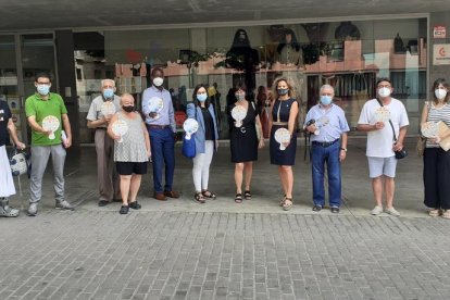 Representantes de la Paeria y de las entidades que colaboran en ‘Conviu al Barri’, ayer en la plaza Ereta. 