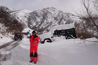 Un helicóptero en el lugar del accidente en la N-260, placas arrancadas de un tejado en Fraga (izquierda) y trabajos para despejar accesos a pueblos en Vall de Cardós. 