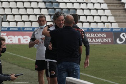 Raúl Garrido i Gabri se saluden abans del partit.