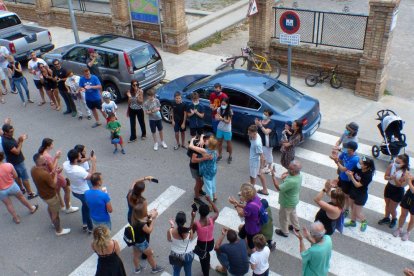 Eugeni Roselló s’abraça amb la seua mare, Pilar Solé, diumenge a l’arribar a la Pobla de Segur.