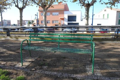 Un banc ple d’excrements a l’avinguda del Canal.