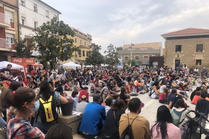 Ple total de públic, ahir en un dels espectacles de màgia de l’última jornada del Montgai Màgic.