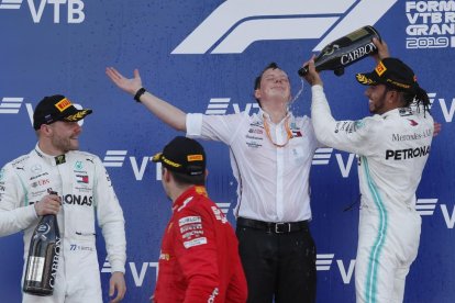 Lewis Hamilton celebra la victòria al Gran Premi de Rússia amb el director d’equip de Mercedes.