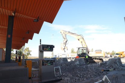 Los trabajos en el antiguo peaje de Lleida se prolongarán unos quince días.