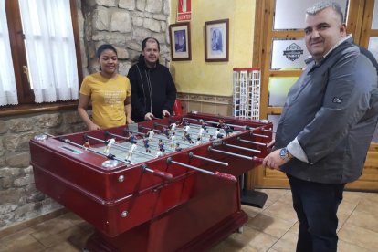 Gregori Pifarré, en primer terme, jugant al futbolí amb l’equip del Reial Madrid.