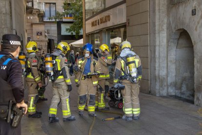 Bomberos, tras sofocar el fuego, ventilaron el entresuelo y la escalera. 