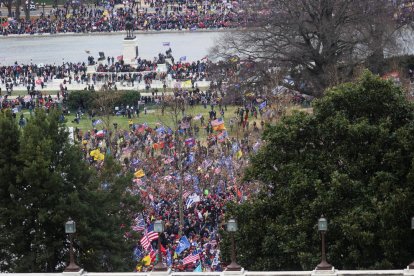 Miles de seguidores de Trump asaltan el Capitolio