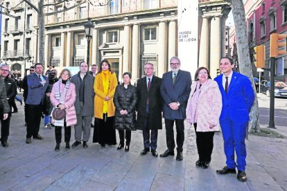 Recuperar la rambla Ferran  - La foto de grupo de los representantes de las instituciones frente a la fachada del futuro Museu d’Art de Lleida ejemplifica el objetivo de la Paeria con este proyecto de rehabilitación del edificio de la antigua Au ...