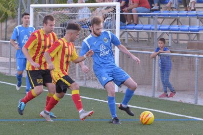 Acció del partit entre el Rosselló i l’Arbeca, en què un jugador local intenta controlar la pilota.