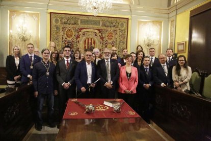 Dos dimisiones en el gobierno y un  edil que pasa a ser no adscrito  -  Desde esta imagen del día 15 de junio de 2019  en la investidura de Miquel Pueyo como alcalde, el gobierno tripartito ha sufrido tres bajas. Primero renunció Regina Cairol, d ...