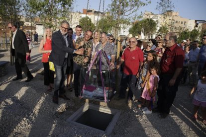 Larrosa, Pueyo y Gallardo fueron los encargados de enterrar la cápsula del tiempo.