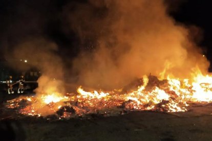 Aparatoso incendio en el polígono Entrevies de Lleida