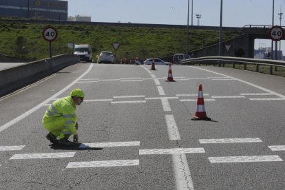 Operaris van instal·lar ahir les bandes rugoses i sonores a l’Ll-11 a la rotonda amb la C-13.