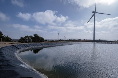 Una de las balsas que suministra el riego de apoyo del Garrigues Sud.