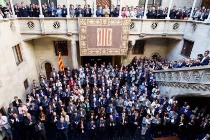 Centenars d’alcaldes de Catalunya es van reunir ahir al Palau de la Generalitat per expressar el rebuig a la condemna de l’1-O.