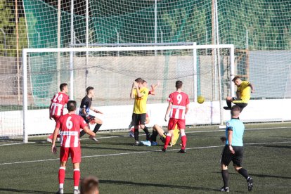 Artur Gòdia empuja el balón al fondo de la portería del Valls en lo que significó el tanto del empate para el Mollerussa.