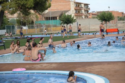 Arbeca reobre les piscines - Vora 700.000 euros ha costat recuperar les piscines d’Arbeca del desastre causat per la Depressió Aïllada en Nivells Alts (DANA) del 2019. L’ajuntament xifra els danys en el municipi en 2,5 milions d’euros. Ahir ...