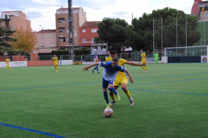 Una jugada del partido del domingo entre el Mollerussa y El Catllar, suspendido en el minuto 80.