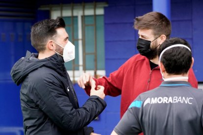 Gerard Piqué saluda a Eder Sarabia, que ayer se estrenó como técnico del Andorra de Segunda B.