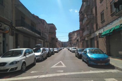 A l’esquerra, el carrer Priorat de Balàfia, que passarà a ser zona 30. A la dreta, imatge d’arxiu del passeig de Ronda, que no es veurà afectat per aquesta mesura de la Paeria.