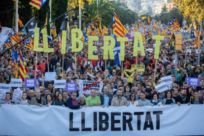 La capçalera de la manifestació va ser presidida per una gran pancarta amb la paraula “Llibertat” escrita sobre un fons blanc.