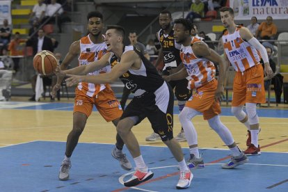 Adrián Chapela, que va completar un gran partit en línies generals, intenta una passada envoltat per diversos jugadors del Corunya.