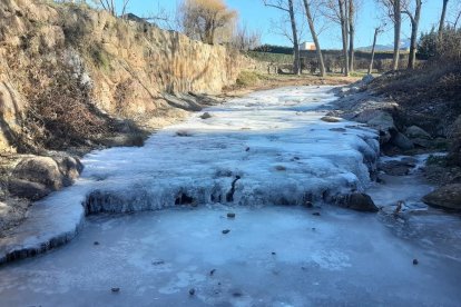 A la izquierda, el río De La Color de La Seu completamente helado ayer y los paisajes que el frío dejó en la Segarra, el Urgell, el Pla y Lleida ciudad.