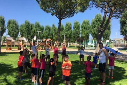 Nenes i nens en la primera jornada del casal municipal de la Seu.