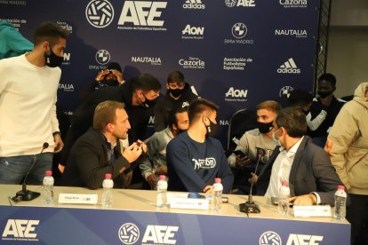 Un momento de la comparecencia de la plantilla del Lleida, el jueves, junto a miembros de AFE.