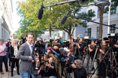 Sebastian Kurz, del Partit Popular d’Àustria, es prepara per atendre els mitjans.