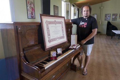 El director de l’escola, Ricard Grau, amb el llegat de Llorens.