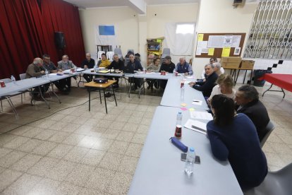 Un instant de la reunió dels presidents veïnals de l’Horta per analitzar l’ordenança, ahir.