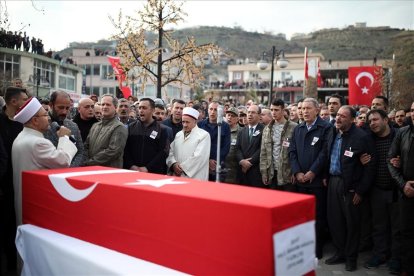 Imagen del funeral de uno de los militares muertos en el bombardeo de Idlib.