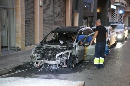 Un incendi afecta dos cotxes a Pau Claris