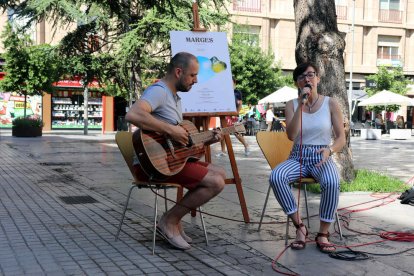 Dos componentes de Uënsdei amenizaron ayer la presentación.