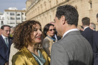 La ministra de Hacienda saluda al presidente de la Junta durante los actos por el Día de Andalucía.