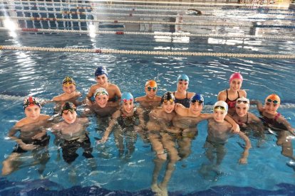 Nadadors del CN Lleida, en foto d’arxiu, durant un entrenament a la piscina coberta del club.