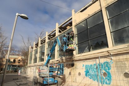 Operarios trabajando en el exterior del edificio.