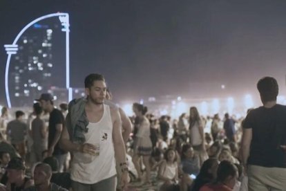 La masificación turística es evidente en la ciudad y en la playa, a todas horas.