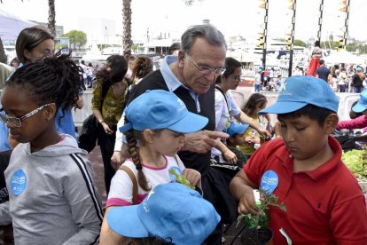 Isidre Fainé amb nenes de CaixaProinfancia.