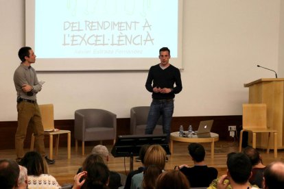 Xavier Estrada (centre) durant la conferència que va fer a les III Masterclass que va organitzar al gener.