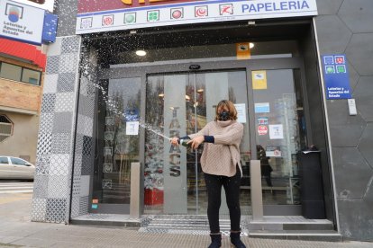 Una de las trabajadoras del estanco de la calle Miguel Hernández de Magraners celebra el hecho de haber vendido un décimo del segundo.