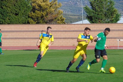 Un jugador de l’Ascó porta la pilota perseguit per un del Tàrrega.