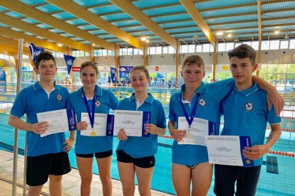 Los medallistas del CN Tàrrega junto a tres compañeros.