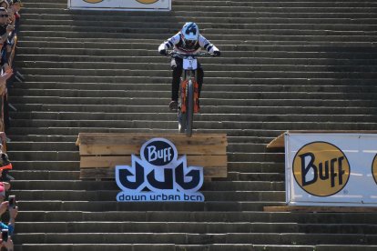 Jordi Simó durant el descens al Down Urban de Barcelona.