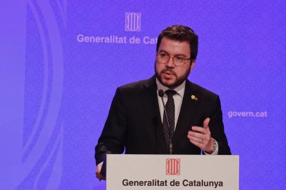 El vicepresident Aragonès, en la roda de premsa per anunciar la mobilització de 1.000 M€ per dotar de liquiditat les empreses afectades pel coronavirus i mantenir els llocs de treball