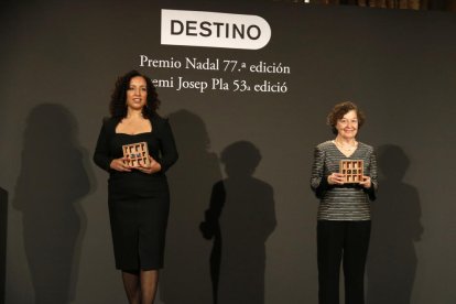 Najat El Hachmi y Maria Barbal, tras recoger los premios Nadal y Josep Pla, respectivamente.