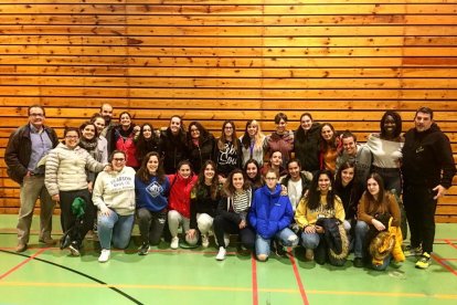 Jugadores júniors i sèniors de l’Inef Lleida Rugby Club, que competiran en un sol equip la pròxima temporada, posen amb els tècnics.