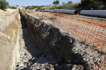 La rasa on es col·locarà la conducció per al reg de 730 hectàrees del municipi de Castelldans.